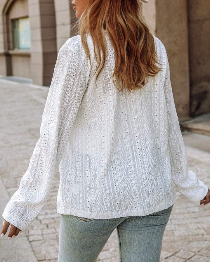 Premièrement : Optez pour un look raffiné et tendance avec ce Manteau blazer ouvert sur le devant à manches retroussés et broderie à oeillets femme