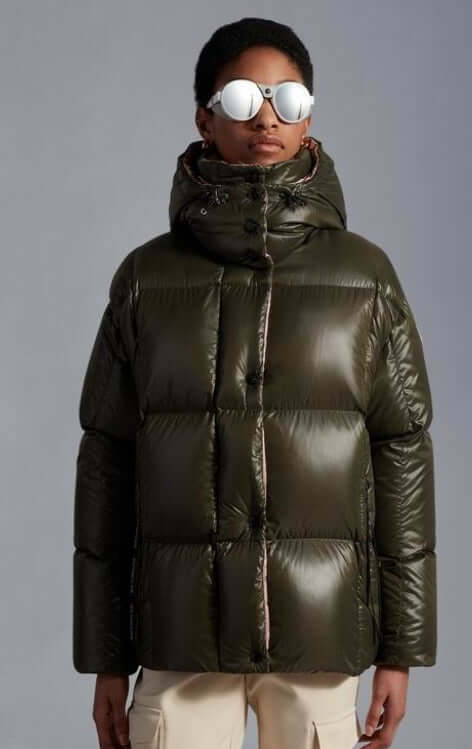 Premièrement : Les doudounes Moncler Femme, ainsi que les manteau Moncler Femme, incarnent un style et un raffinement incomparables.