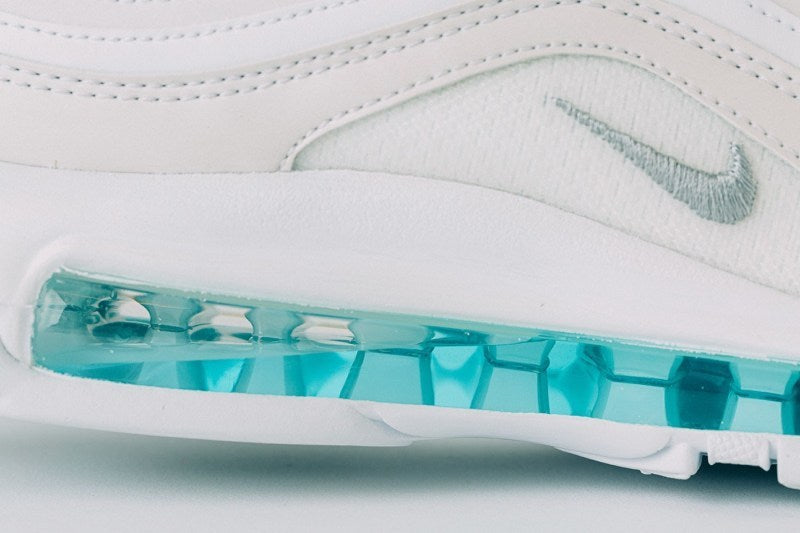 Les baskets Nike Air Max 97 Femme  sont des pièces maîtresses de la mode. Avec un look décontractée style iconique tendance olution emblématique de la ligne Nike, les Nike Air Max 97 sont un témoignage de l'engagement de Nike à combiner style et innovation.