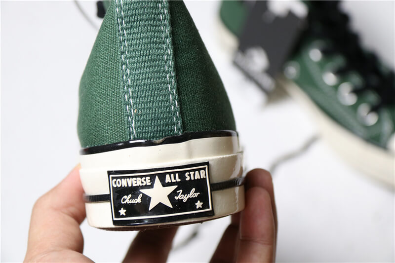 Premièrement : Les baskets Converse Femme se distinguent par leur design iconique et leur esthétique vintage.