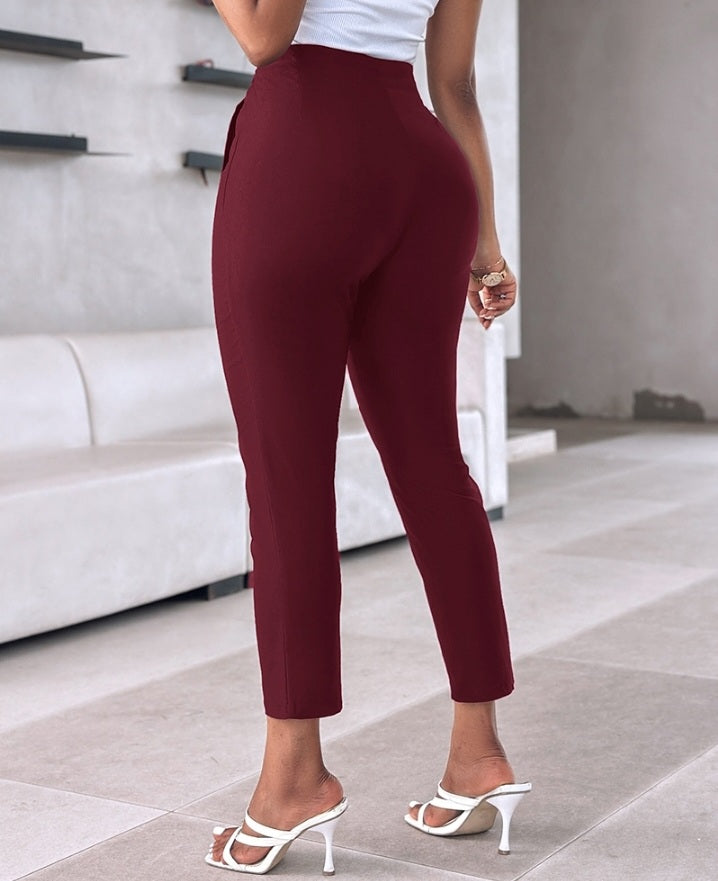 Premièrement : Ce Pantalon de travail court taille haute Femme .