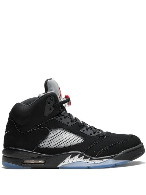 Premièrement, les baskets Air Jordan 5 Femme incarnent un mélange parfait de style audacieux et de performance exceptionnelle.