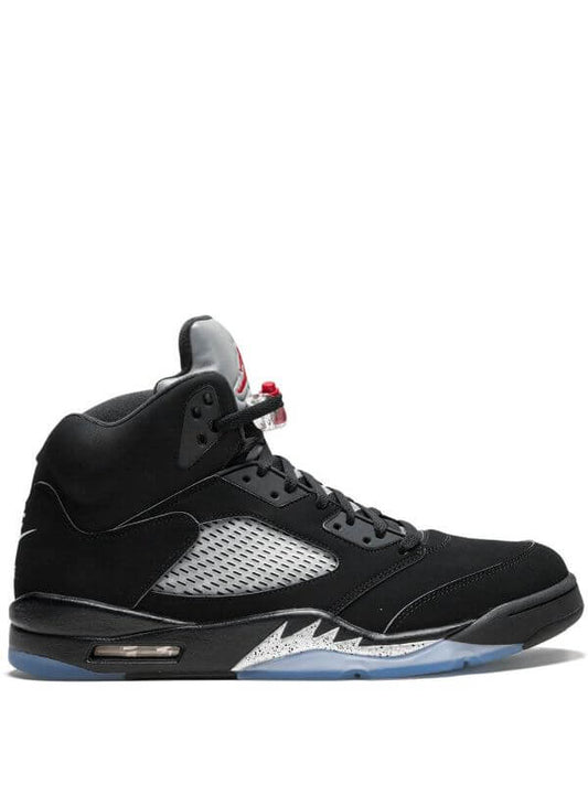 Premièrement, les baskets Air Jordan 5 Femme incarnent un mélange parfait de style audacieux et de performance exceptionnelle.