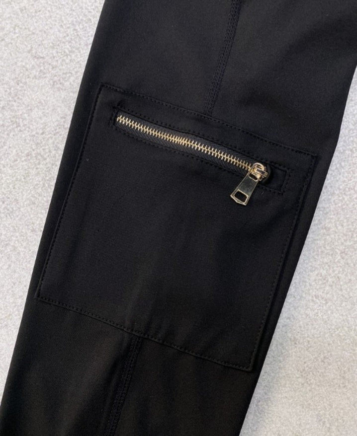 Premièrement : Ce Legging de motard taille haute avec poches à rabat pour soulever les fesses.