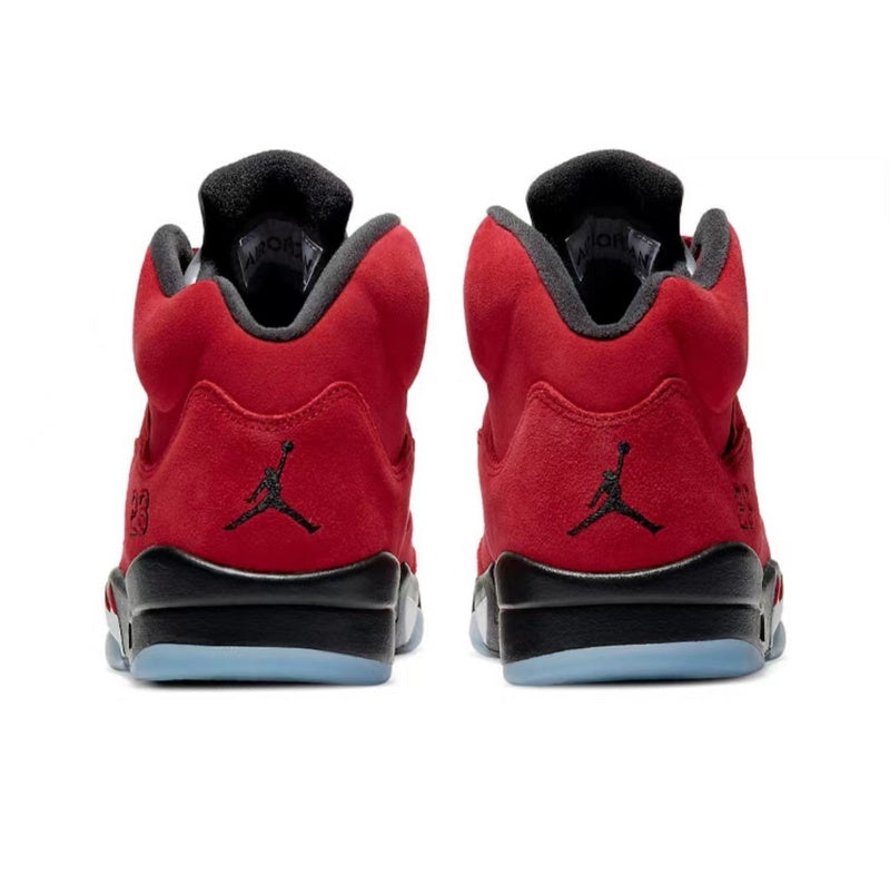 Premièrement, les baskets Air Jordan 5 Femme incarnent un mélange parfait de style audacieux et de performance exceptionnelle.