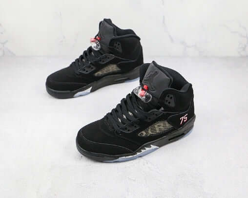 Premièrement, les baskets Air Jordan 5 Femme incarnent un mélange parfait de style audacieux et de performance exceptionnelle.