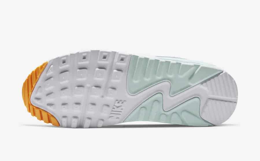 Les baskets Nike Air Max 90 Futura sont des pièces maîtresses de la mode.