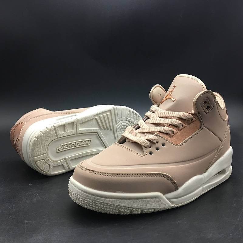 Premièrement, les baskets Air Jordan 3 Femme sont un symbole de style intemporel et de performance de haut niveau.