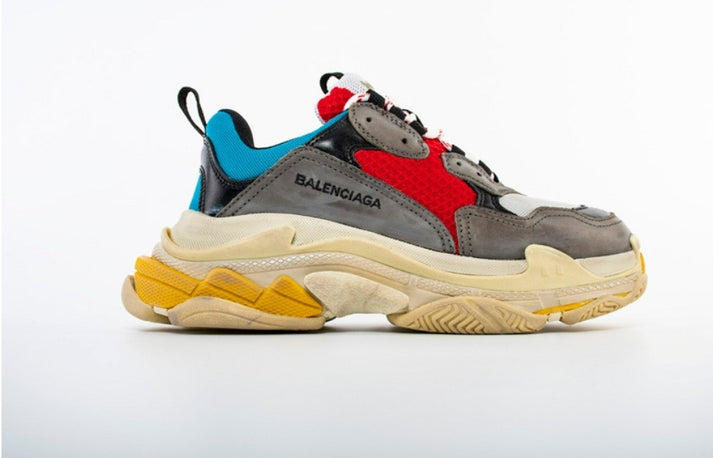 les sneakers Balenciaga Triple S "Beige Green Yellow" Femme sont un témoignage de l'engagement de Balenciaga à combiner style et innovation.
