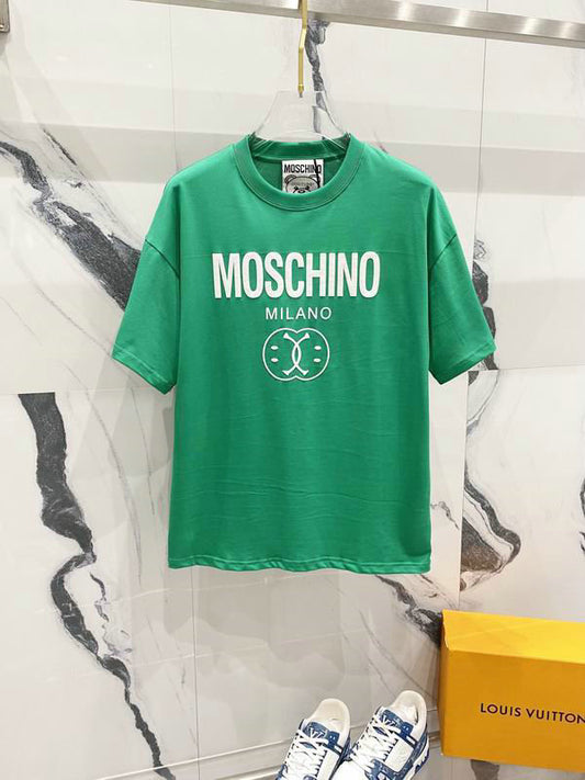 Premièrement : les T-shirts Moschino Femme offrent une élégance et un confort inégalés.