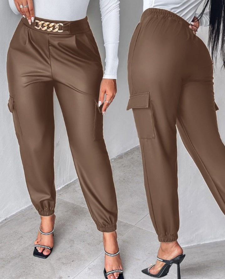 Premièrement : Ce Pantalon cargo taille haute en cuir PU avec poche à rabat et décoration en chaîne femme .