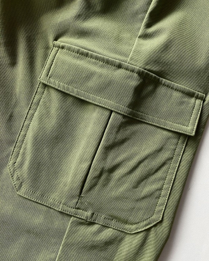 Premièrement : Adoptez un look décontracté et tendance avec cette Combinaison à col rabattu, manches courtes, fermeture éclair sur le devant, revers, design décontracté avec poches barboteuse cargo Femme 