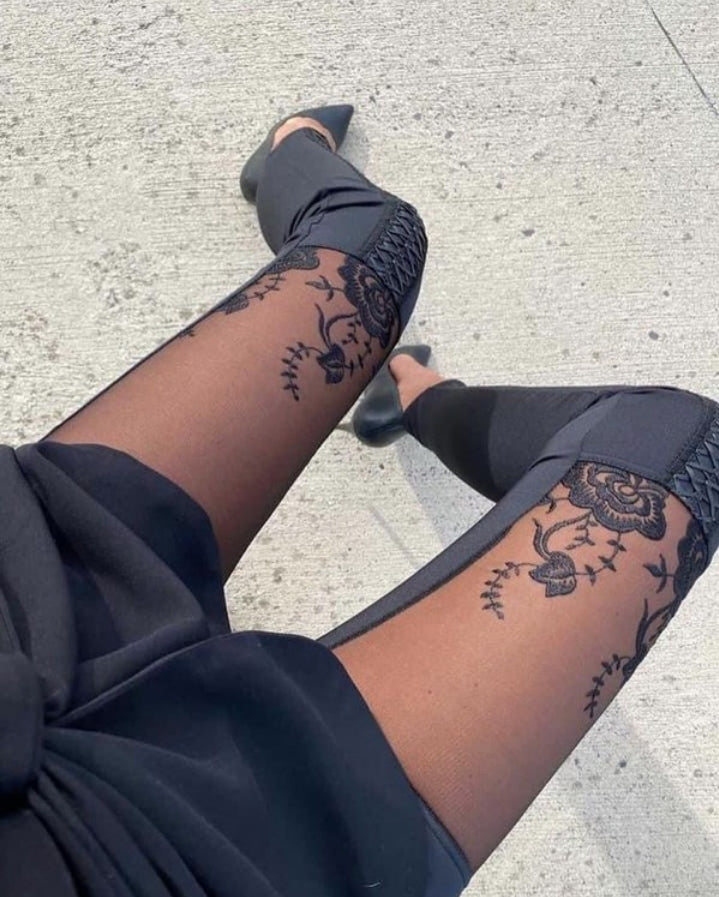 Premièrement : Ce Pantalon skinny en maille transparente avec patch brodé en dentelle Femme.
