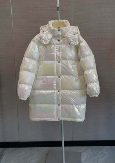 Premièrement : Les doudounes Moncler Femme, ainsi que les manteau Moncler Femme, incarnent un style et un raffinement incomparables.