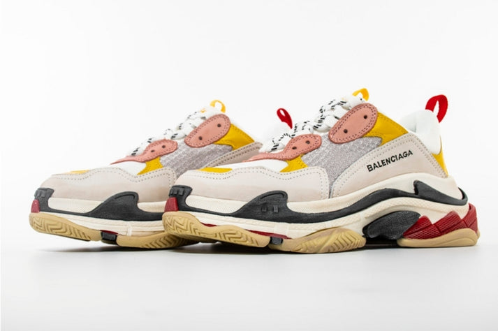les sneakers Balenciaga Triple S "Beige Green Yellow" Femme sont un témoignage de l'engagement de Balenciaga à combiner style et innovation.