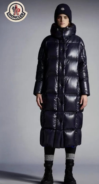 Premièrement : Les doudounes Moncler Femme, ainsi que les manteau Moncler Femme, incarnent un style et un raffinement incomparables.