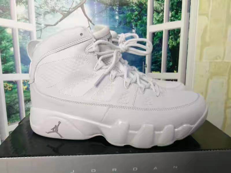 Les baskets Air Jordan 9 sont des pièces maîtresses de la mode. Depuis leur introduction.