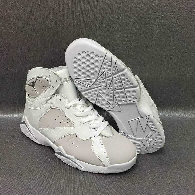 Premièrement, les baskets Air Jordan 7 Femme se distinguent par leur design iconique et leur confort exceptionnel.