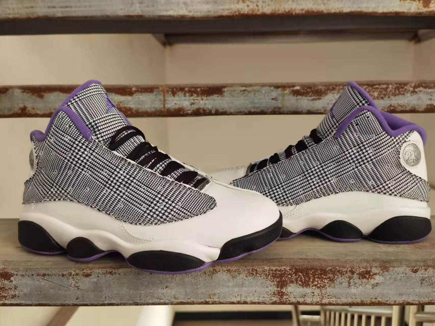 Premièrement, les baskets Air Jordan 13 Femme se démarquent par leur design audacieux et futuriste.