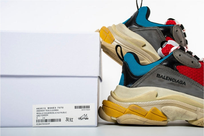 les sneakers Balenciaga Triple S "Beige Green Yellow" Femme sont un témoignage de l'engagement de Balenciaga à combiner style et innovation.