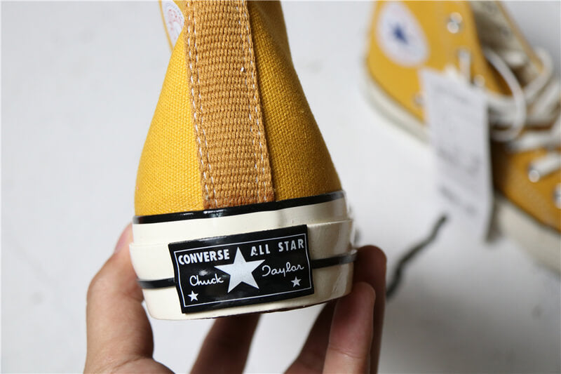 Premièrement : Les baskets Converse Femme se distinguent par leur design iconique et leur esthétique vintage.