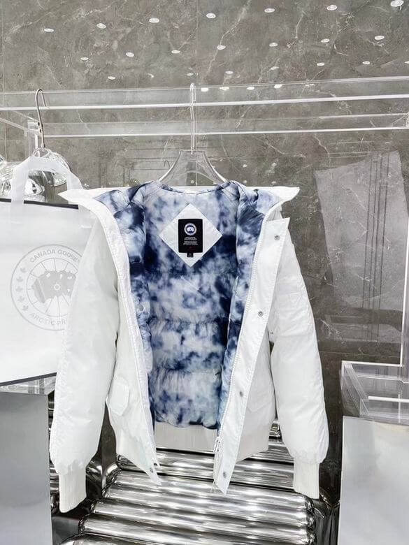 Résultat de l'évolution emblématique de la marque Canada Goose, la doudoune Canada Goose Parka Femme est un témoignage de l'engagement de Canada Goose à combiner style,