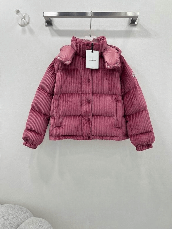 Premièrement : Les doudounes Moncler Femme, ainsi que les manteau Moncler Femme, incarnent un style et un raffinement incomparables.