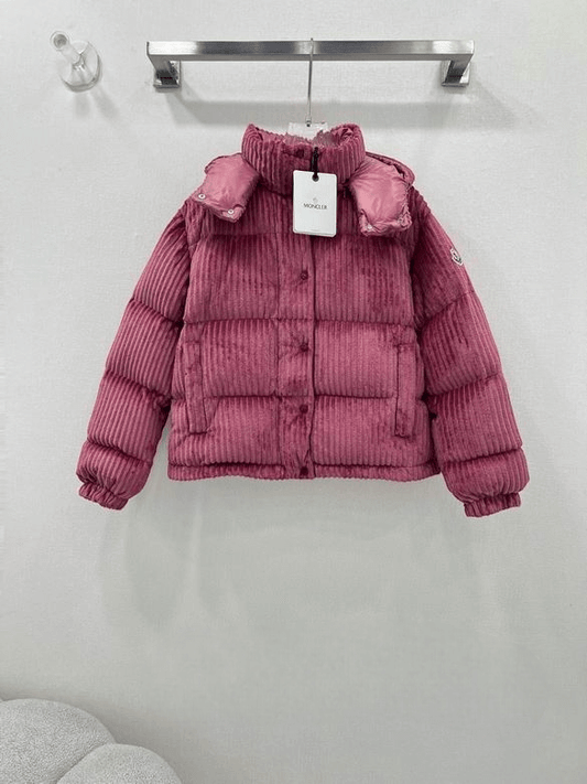 Premièrement : Les doudounes Moncler Femme, ainsi que les manteau Moncler Femme, incarnent un style et un raffinement incomparables.