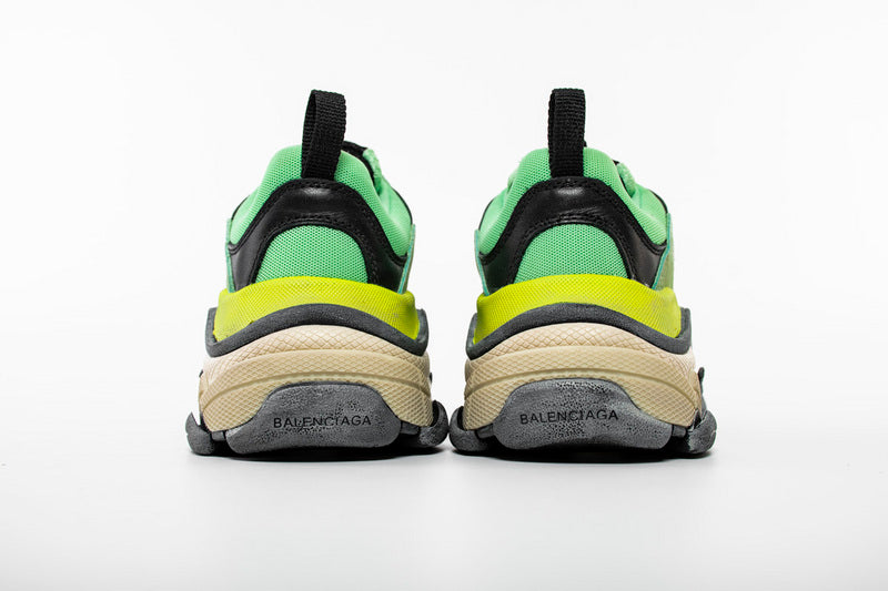 les sneakers Balenciaga Triple S "Beige Green Yellow" Femme sont un témoignage de l'engagement de Balenciaga à combiner style et innovation.