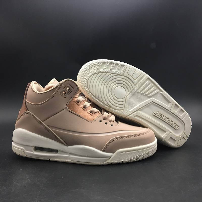 Premièrement, les baskets Air Jordan 3 Femme sont un symbole de style intemporel et de performance de haut niveau.