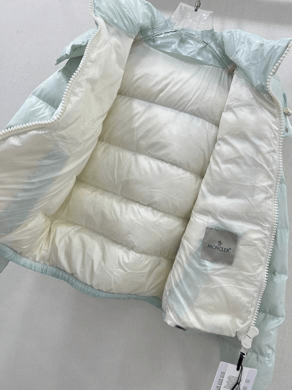 Premièrement : Les doudounes Moncler Femme, ainsi que les manteau Moncler Femme, incarnent un style et un raffinement incomparables.