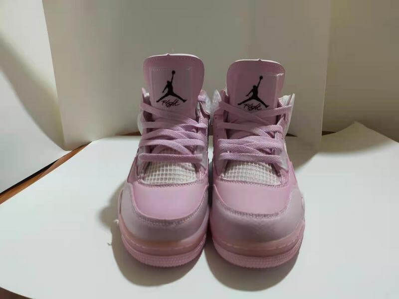 Premièrement : Les baskets Air Jordan 4 Femme se distinguent par leur design iconique et leur capacité à allier style et fonctionnalité.