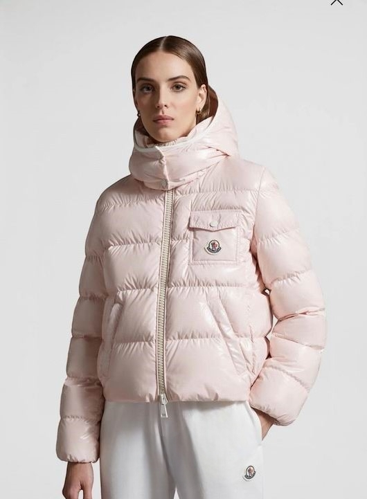 Premièrement : Les doudounes Moncler Femme, ainsi que les manteau Moncler Femme, incarnent un style et un raffinement incomparables.