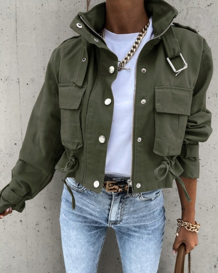 Premièrement : Optez pour un look tendance et pratique avec cette Veste de motard cargo à manches longues et boutons de poche femme. 
