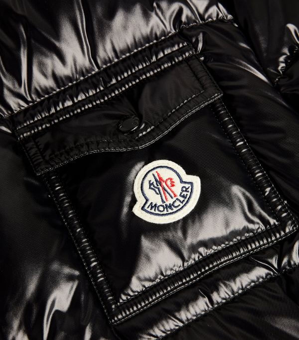 Premièrement : Les doudounes Moncler Femme, ainsi que les manteau Moncler Femme, incarnent un style et un raffinement incomparables.