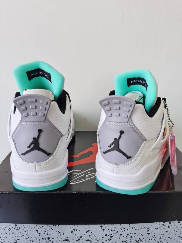 Premièrement : Les baskets Air Jordan 4 Femme se distinguent par leur design iconique et leur capacité à allier style et fonctionnalité.