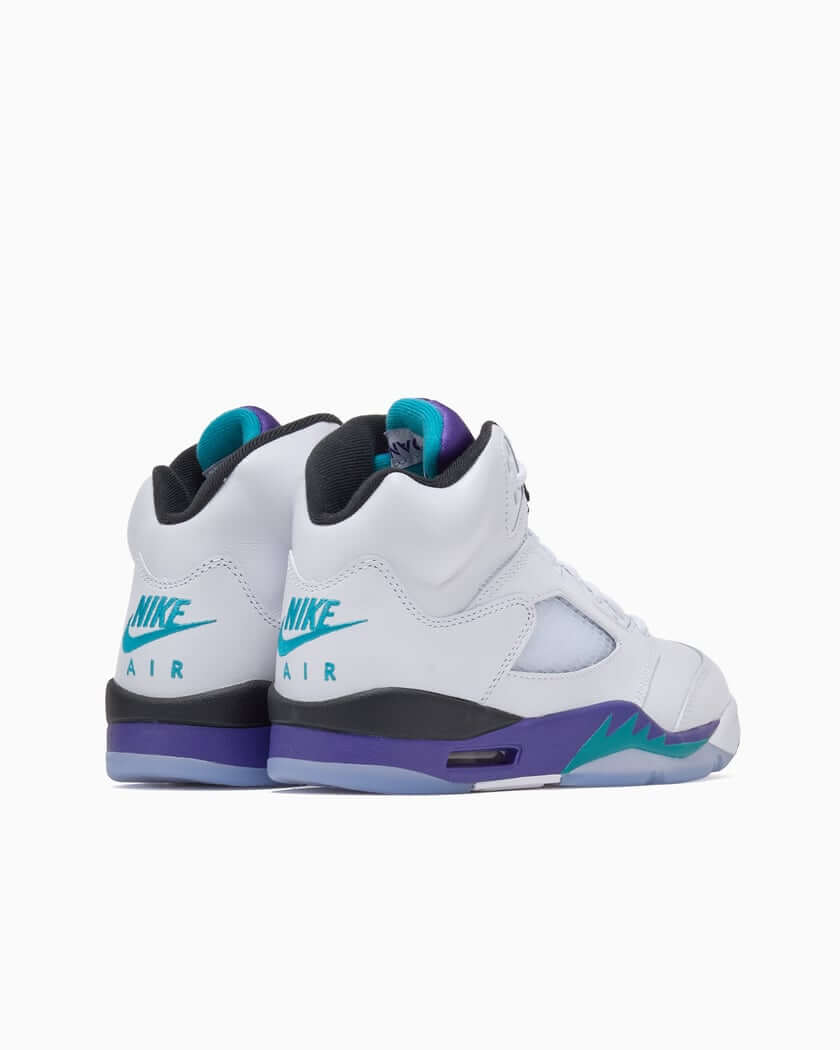 Premièrement, les baskets Air Jordan 5 Femme incarnent un mélange parfait de style audacieux et de performance exceptionnelle.