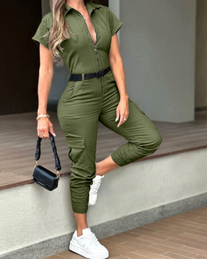 Premièrement : Adoptez un look décontracté et tendance avec cette Combinaison à col rabattu, manches courtes, fermeture éclair sur le devant, revers, design décontracté avec poches barboteuse cargo Femme 