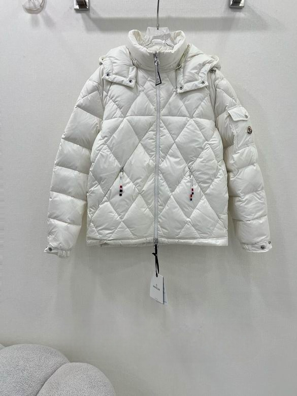 Premièrement : Les doudounes Moncler Femme, ainsi que les manteau Moncler Femme, incarnent un style et un raffinement incomparables.