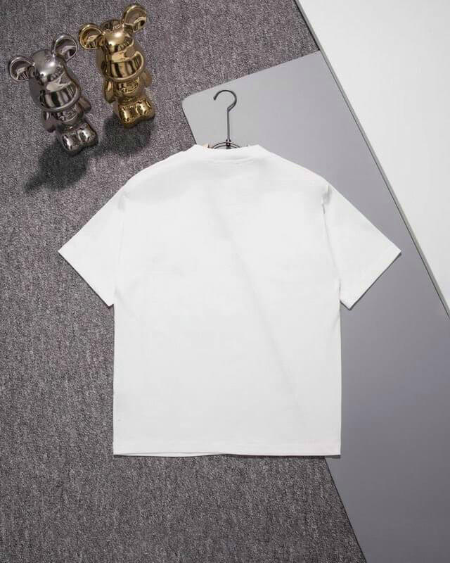 Premièrement : les T shirts Chanel Femme offrent une élégance et un confort inégalés.