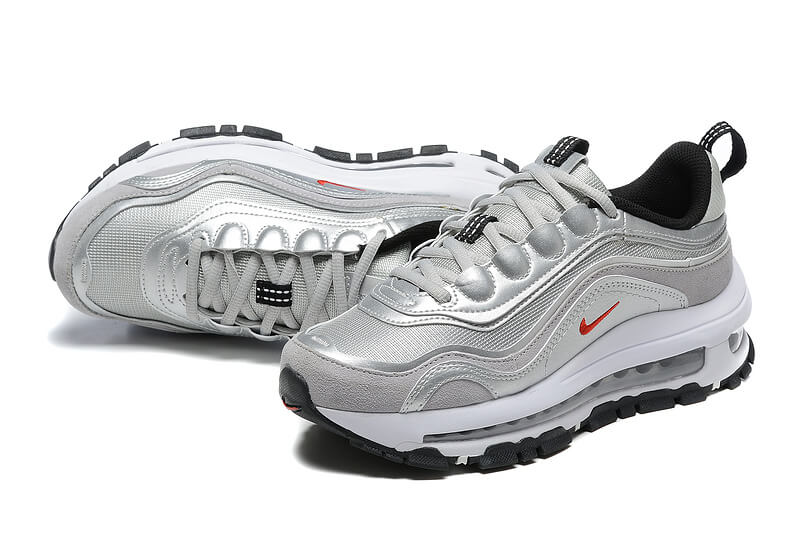 Premièrement, les baskets Nike Air Max 97 Femme incarnent un design emblématique et audacieux.

Inspirées des lignes fluides des trains à grande vitesse japonais.