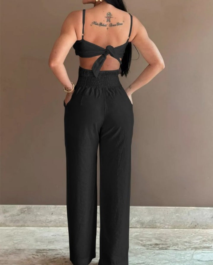 Premièrement : La Combinaison à motif Floral et poche creuse Femme incarne la douceur et le raffinement, parfaite pour un look à la fois décontracté et élégant.
