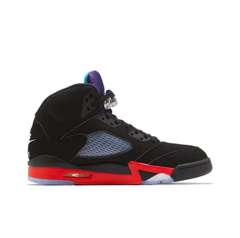 Premièrement, les baskets Air Jordan 5 Femme incarnent un mélange parfait de style audacieux et de performance exceptionnelle.