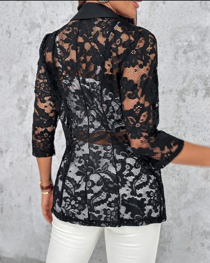 Premièrement : Apportez une touche de raffinement et de modernité à votre look avec ce Manteau blazer transparent avec patch en dentelle et rabat à bouton unique femme.
