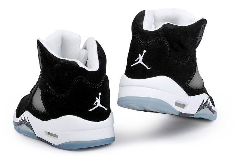 Premièrement, les baskets Air Jordan 5 Femme incarnent un mélange parfait de style audacieux et de performance exceptionnelle.
