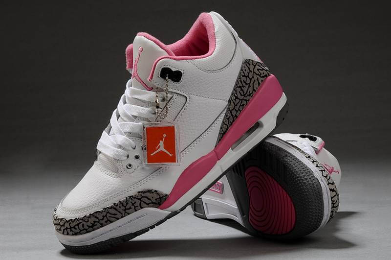 Premièrement, les baskets Air Jordan 3 Femme sont un symbole de style intemporel et de performance de haut niveau.