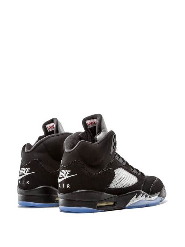 Premièrement, les baskets Air Jordan 5 Femme incarnent un mélange parfait de style audacieux et de performance exceptionnelle.