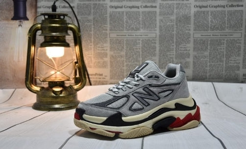 Les baskets New Balance Femme se démarquent par leur esthétique moderne et intemporelle, ainsi que par leur héritage sportif emblématique.