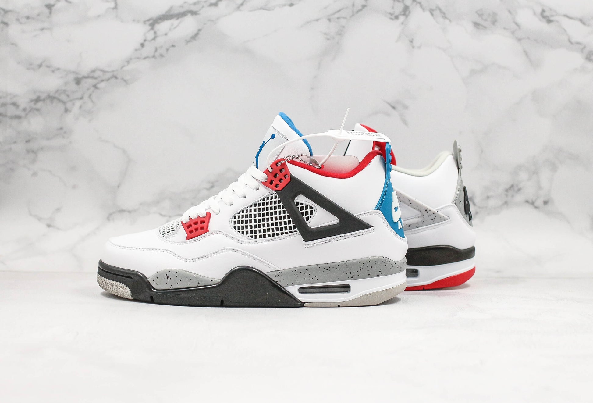 Premièrement : Les baskets Air Jordan 4 Femme se distinguent par leur design iconique et leur capacité à allier style et fonctionnalité.