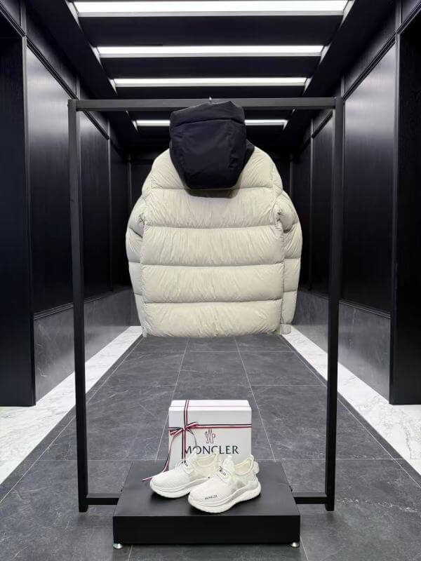 Premièrement : Les doudounes Moncler Femme, ainsi que les manteau Moncler Femme, incarnent un style et un raffinement incomparables.